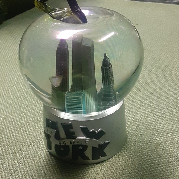 The big apple globe - Picture 2 of 4